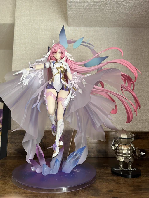エリシアのフィギュア届いたデカすぎて不用意に触れないよこれ 