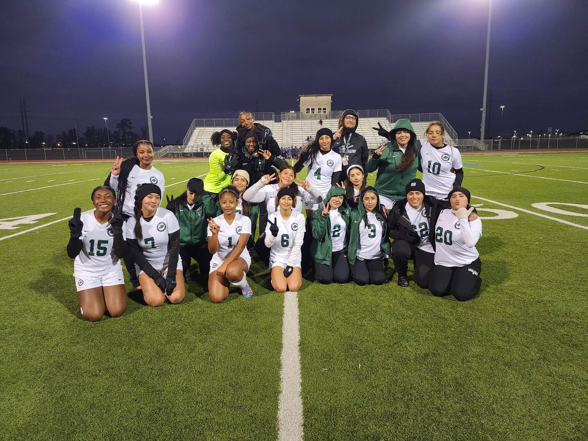 A Road Win and great game in freezing temperatures for the Lady Canes against Dekaney 2-0.
Dani ⚽️
Alexa ⚽️
Genesis 🅰️ 
Christine and the Defense 🛑