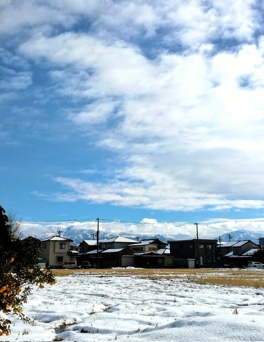 hosilove's tweet photo. 今日（1月11日）は
真冬のひとやすみ…
遠望には《立山連峰》
ここ数日は氷点下で寒かった😖⛄

自身の今年初めの歌会🎸🎤
気力が出ず、年末からようやく声出しを始めたので、やはり大変💦😱
何とか無事5曲、歌いあげて
終わりたいと願う…

#富山市カフェツナグ https://t.co/SHE6caazdd