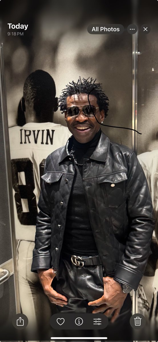 michaelirvin88's tweet image. I decided to attend tonight’s ⁦@TexasLonghorns⁩ vs ⁦⁦@OhioStateFB⁩ game with this cool dude 😂😂