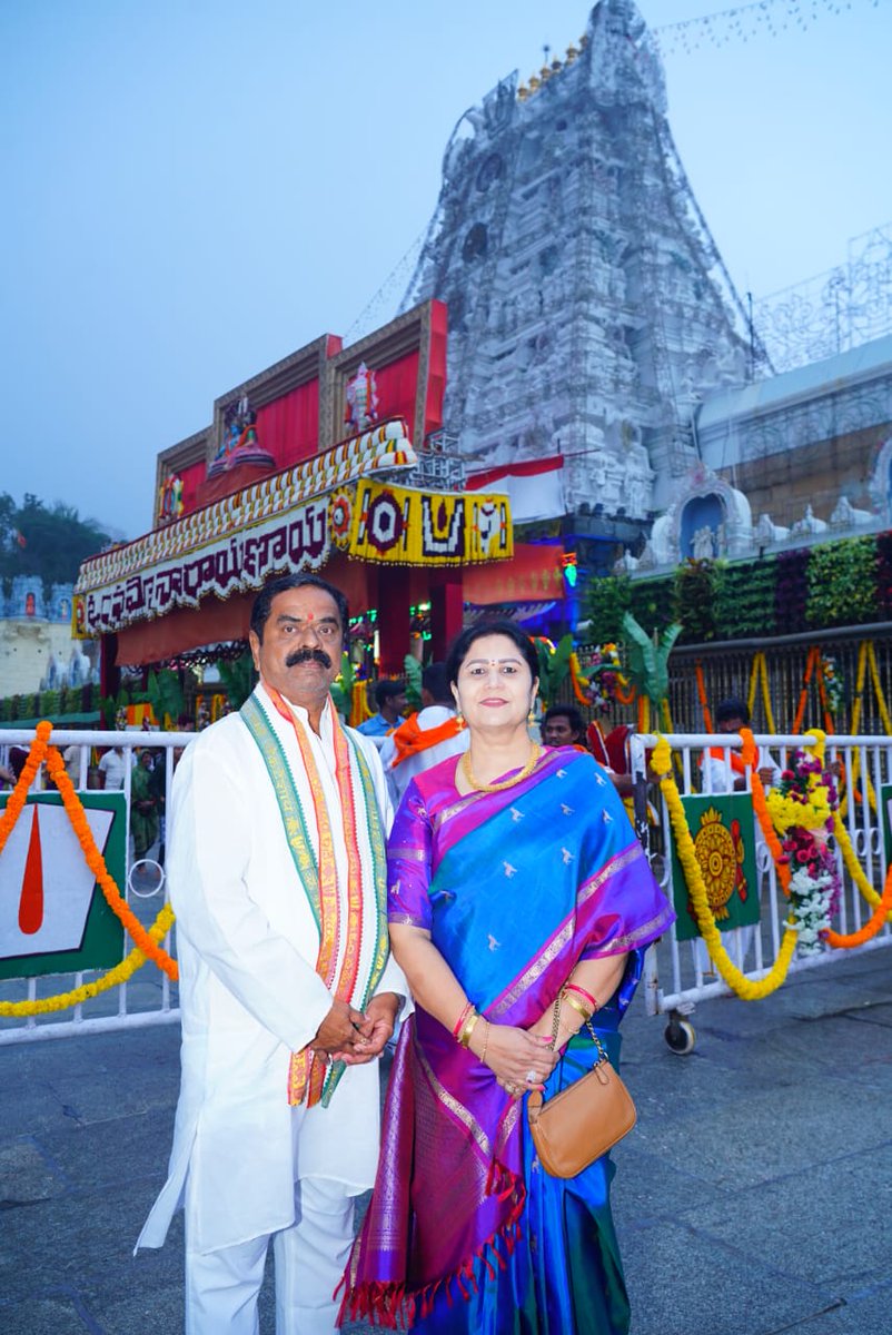 ChittemRRTRS's tweet photo. వైకుంఠ ఏకాదశి సందర్భంగా కలియుగ ప్రత్యక్ష దైవం తిరుమల తిరుపతి శ్రీ వెంకటేశ్వర స్వామి వారిని దర్శించుకోవడం జరిగింది.
#VaikuntaEkadasi2025 
@KTRBRS @BRSHarish @VSrinivasGoud @BRSparty https://t.co/qeulnTDcNs
