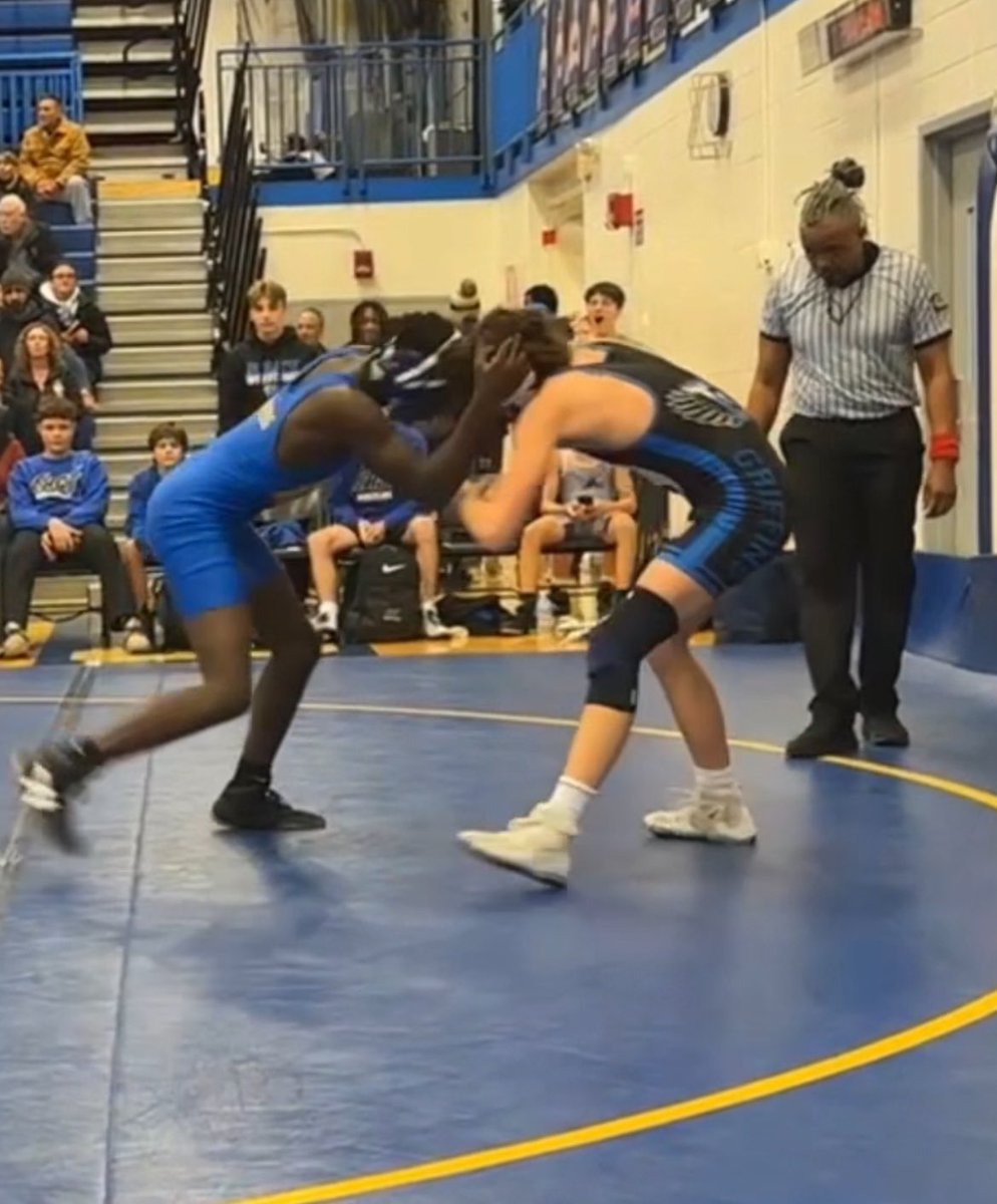 jayloncoleman16's tweet image. LWE pin last minute in third quarter was down and got a reversal pin! 🔥😩 #lincolnwayeast #sandburg #wrestling