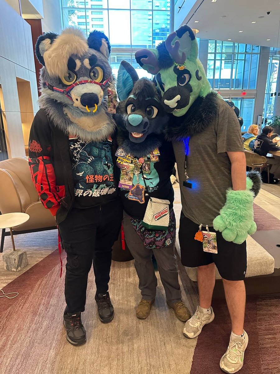 CasteelYeen's tweet image. #FursuitFriday with @Dummdeer and @BlubberButtWolf from #PDFC2025