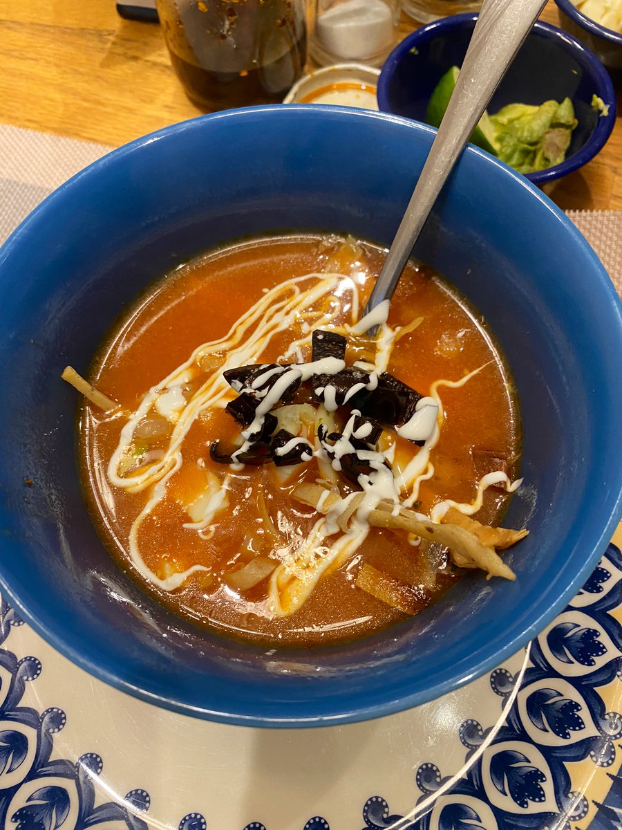 ladonastewart's tweet image. Hoy les traigo el ABC de la sopa de tortilla, y ya se la saben, si la hacen diferente, si su abuelita la hace mejor que yo, si es una copia de la original.. me vale madre !! Vayan y háganla como se les dé la gana, esta es mi receta