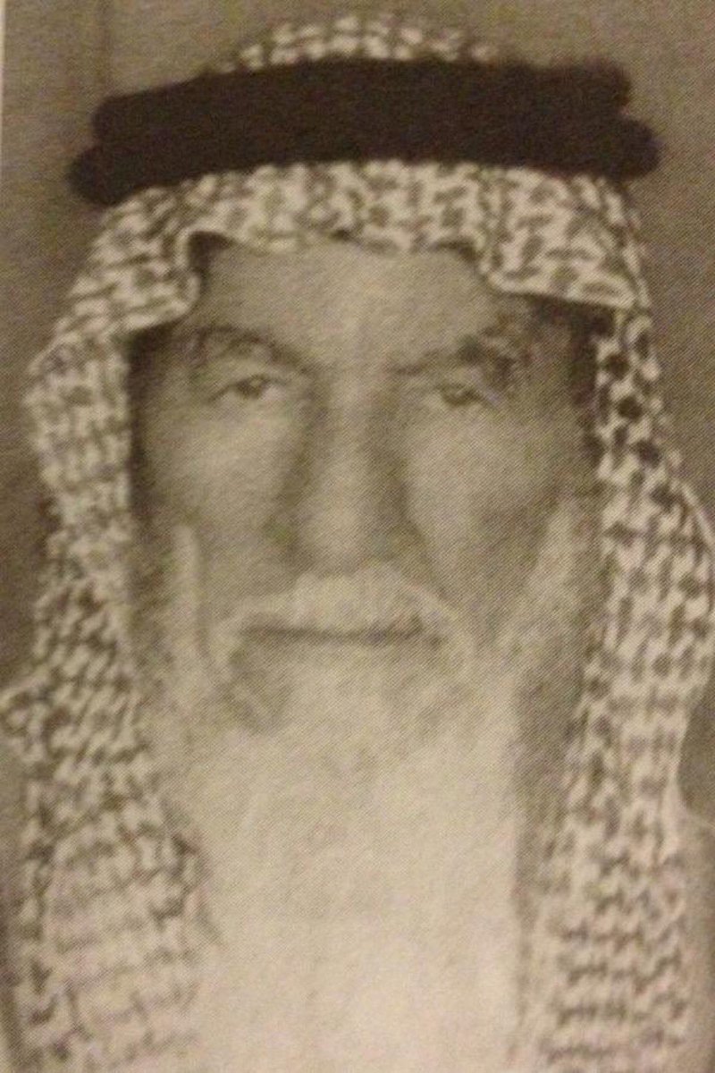 قيل في مقعد الدهينة :

يا صبي ليتك وردت طبيق
بديار عبدة وسنجارة

مع درب مقعد بلول الريق
كم قنَّع القوم من غارة

مير البلا ما معه توفيق
كل العرب حطته شارة

يفتك ربعه نهار الضيق 
لا ثوَّر العج وغباره