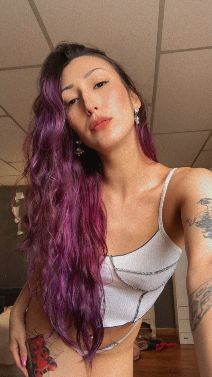 XoxLaylaa1's tweet photo. I cant believe this Highschool teacher got her videos Leaked! Anyone seen it? https://t.co/dJ9PMRJvxJ