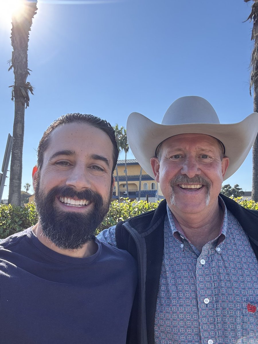 ChefGruel's tweet image. Santa Carota Beef just dropped hundreds of pounds of grass raised carrot finished beef for us to cook and get to those in need in LA. He drove 4 hours from the farm to drop. Amazing people.