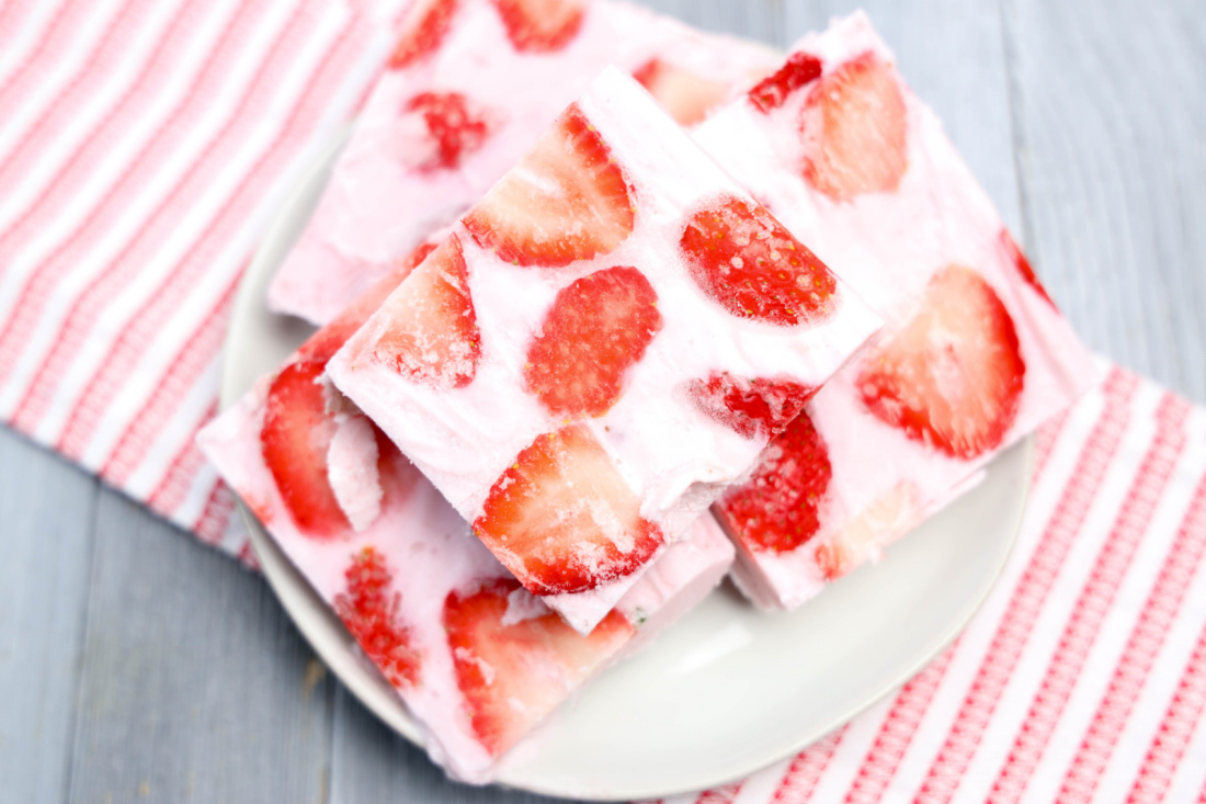 Snacking just got sweeter! Try this 2-ingredient Strawberry Frozen Yogurt Bark, simple, healthy, and so tasty! #HealthyEating #SnackIdeas #QuickBites sweetandsavorymorsels.com/strawberry-fro… via <a href="/SwtNSvryMorsels/">Sweet and Savory Morsels</a>