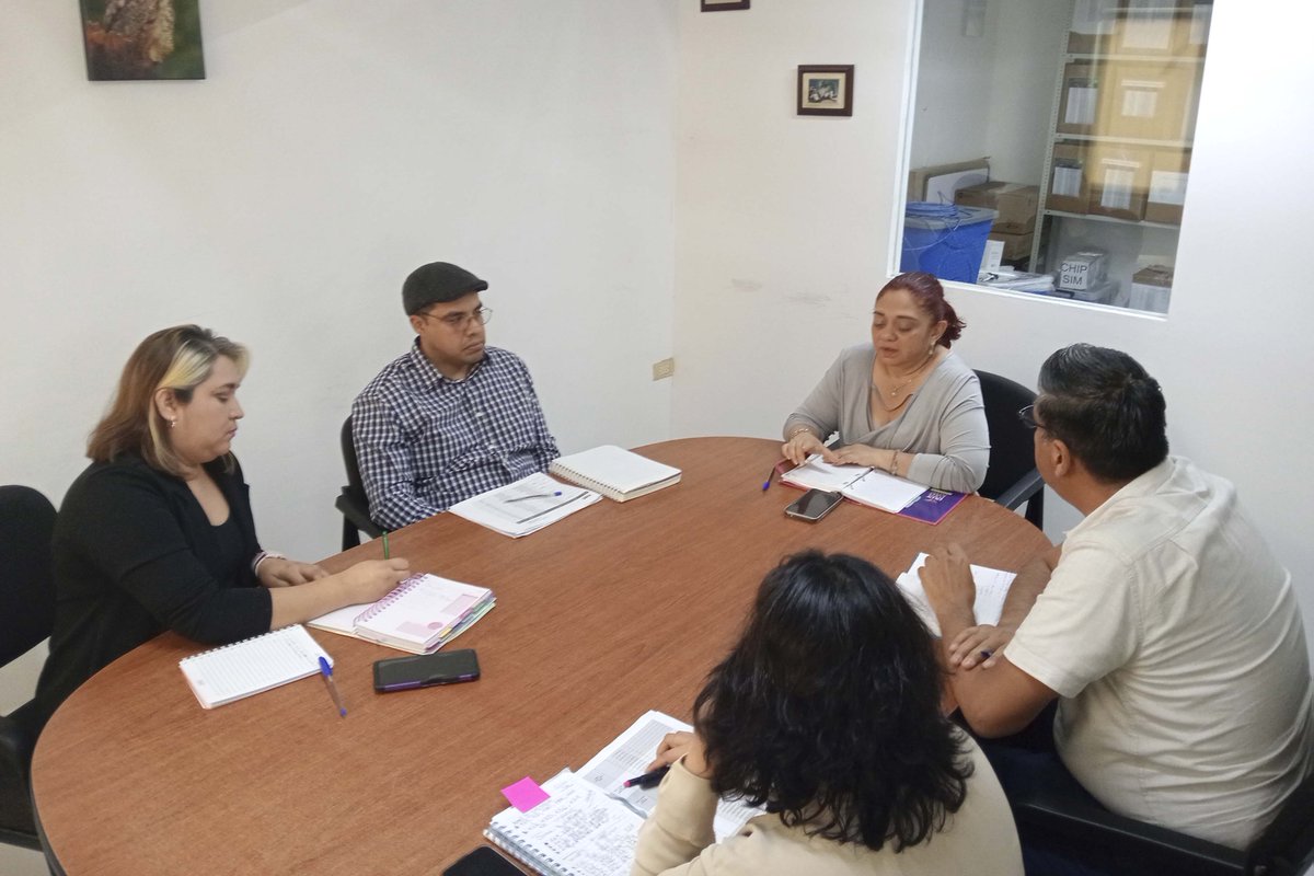 INE_Campeche's tweet photo. En #CddelCarmen, lideró la Vocal Ejecutiva de la 02 Junta Distrital Ejecutiva del INE Campeche, Juana Hernández Contreras la  reunión de trabajo con las y los vocales para trazar la logística a implementar para la distribución y aplicación de exámenes a los aspirantes a SE y CAE https://t.co/boZQO7Wz5L