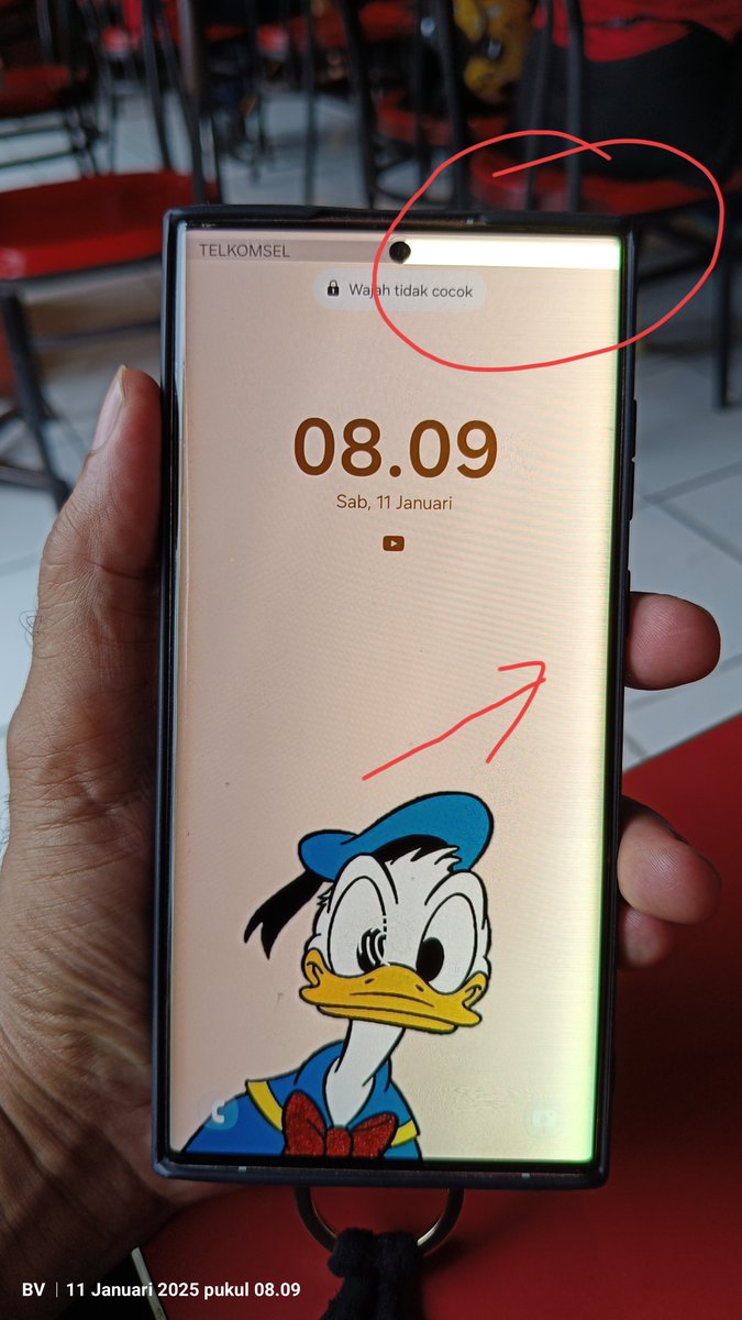 heskya's tweet photo. Kecewa dgn produk samsung. Ini type S22 ultra. Dipakai hemat tapi tiba² jadi begini. Hp yg lain juga lebih parah, muncul garis² semakin lama semakin banyak. Typenya S21 plus. Merek yg lain kyknya tdk ada mslh seperti ini apalagi iphone. Gmana nih #samsung ? Ada kompensasi gak? https://t.co/OYWU5uyb4z