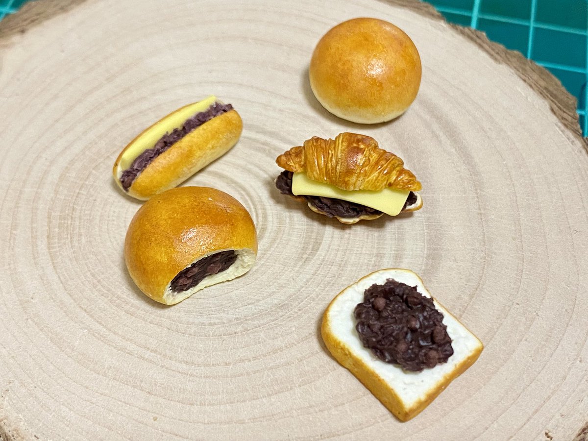 おはようございます☀
ヘアクリップ用のあんこパン達🍞
あんぱんには胡麻を、あんバタートーストにはバターを乗せていきます♪

本日もよろしくお願いします🙇‍♀️

#ハンドメイド好きさんと繋がりたい
 #樹脂粘土