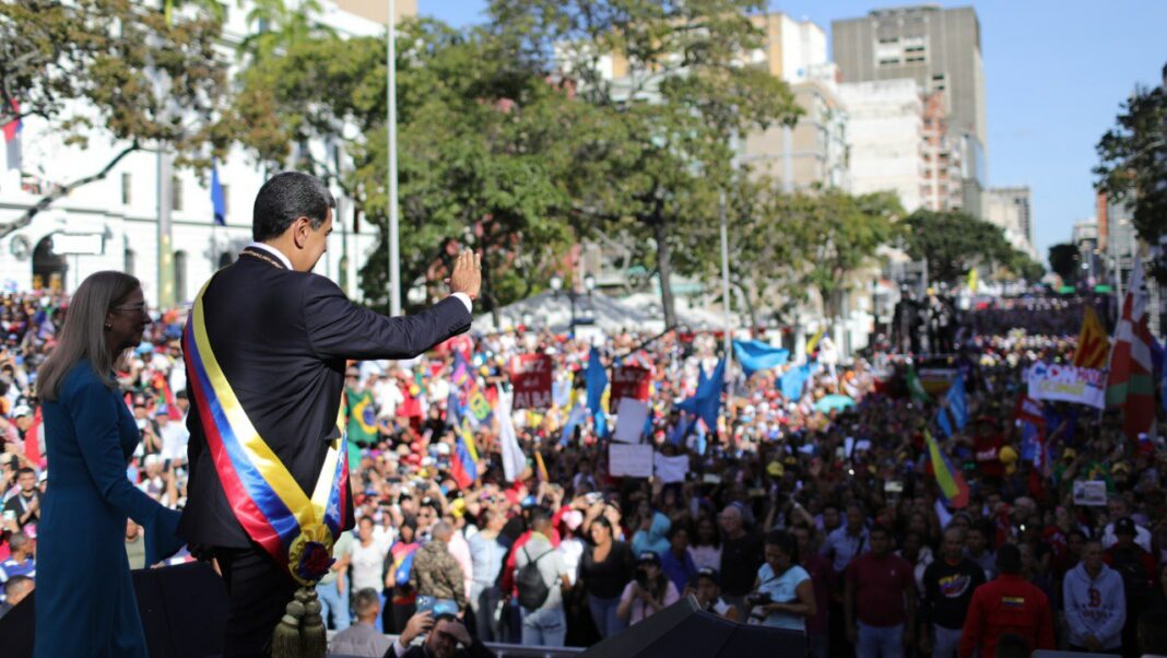 mairimharry (@mairimharry1) on Twitter photo Nicol谩s Maduro聽se jurament贸 como聽Presidente Constitucional de Venezuela聽ante la聽Asamblea Nacional聽(AN), este viernes 10 de enero, 芦rodeado del amor y el respaldo del heroico pueblo禄.
.<a href="/NicolasMaduro/">Nicol谩s Maduro</a>
#YoJuroConMaduroPorElFuturo Nicol谩s Maduro聽se jurament贸 como聽Presidente Constitucional de Venezuela聽ante la聽Asamblea Nacional聽(AN), este viernes 10 de enero, 芦rodeado del amor y el respaldo del heroico pueblo禄.
.<a href="/NicolasMaduro/">Nicol谩s Maduro</a>
#YoJuroConMaduroPorElFuturo