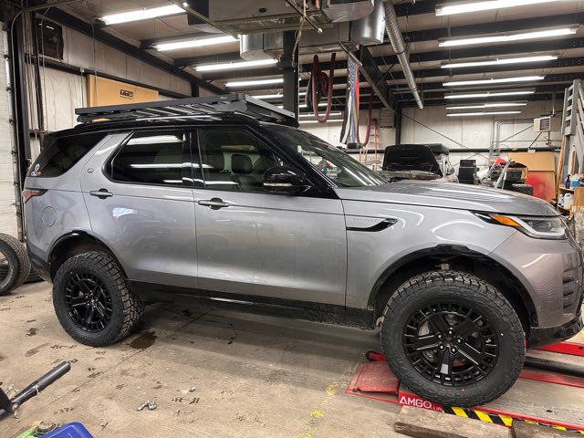 Coming along.
A Discovery 5 gets some work done at @movmotorwerks. Shoutout to <a href="/lucky8offroad/">Lucky 8 Off Road</a>.

#roveroverland #landrover #discovery5 #overlanding #overland