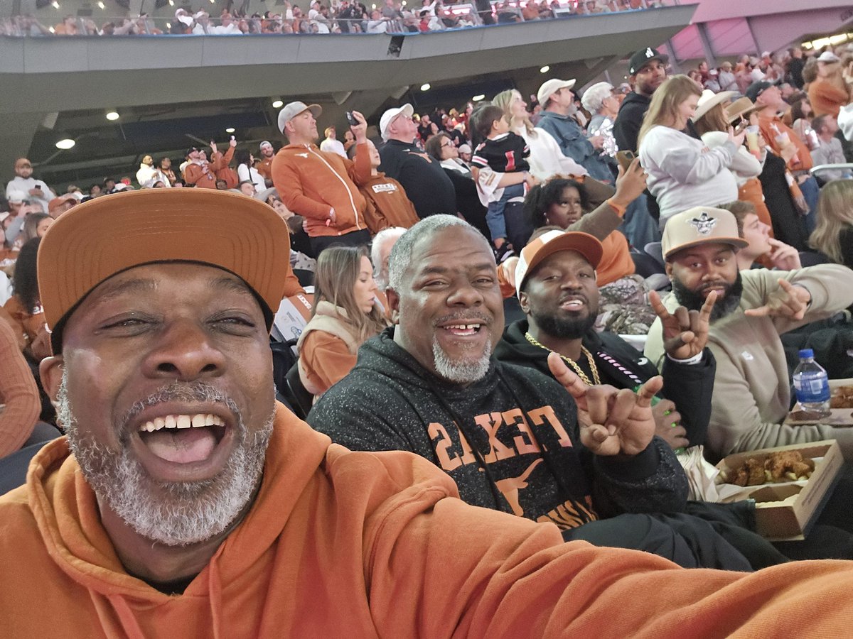 AltonCJackson's tweet photo. The stars at night
Are big and bright
Deep in the heart of Texas!!
#hookem https://t.co/4Ht9we8C1s