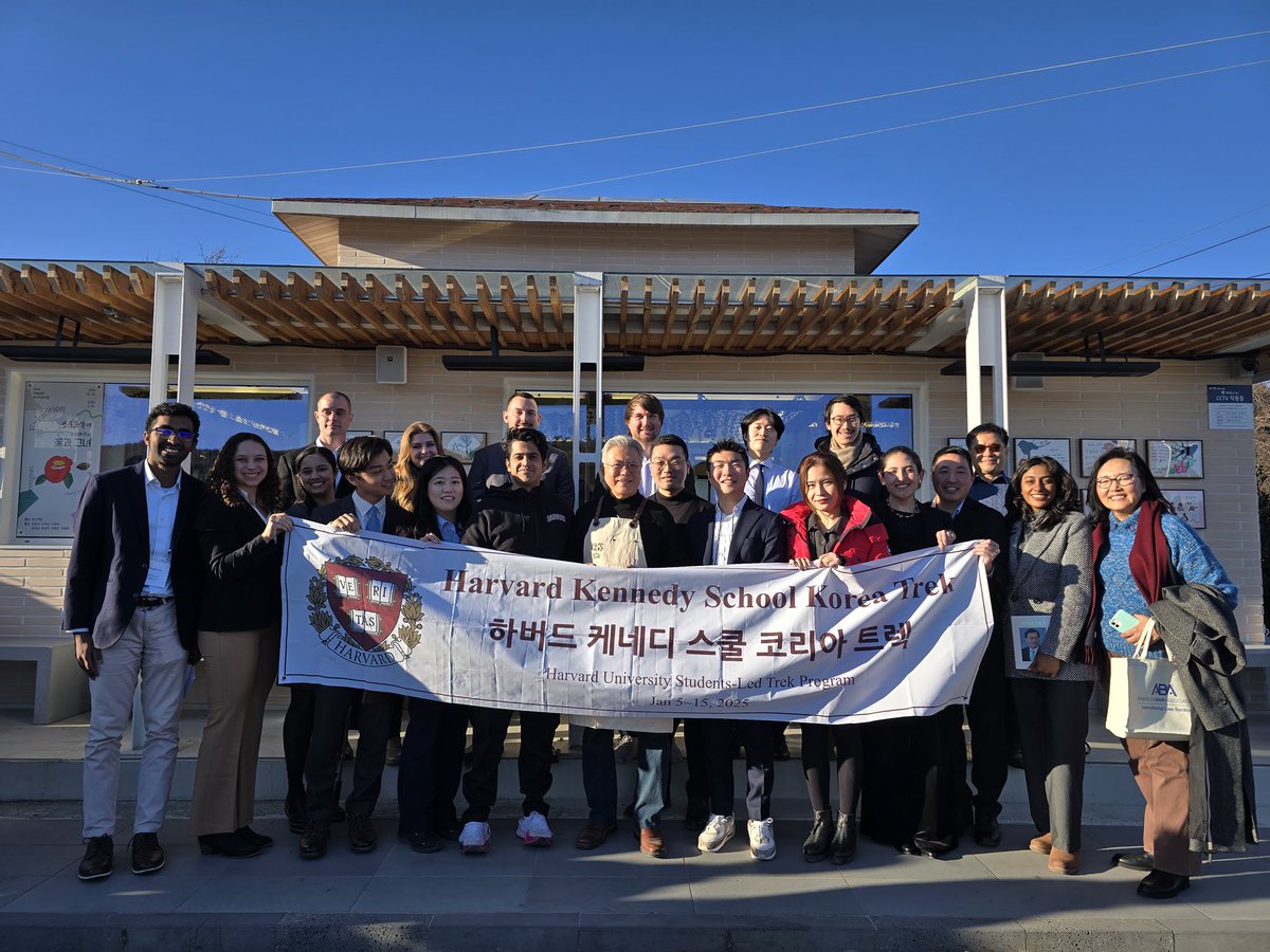 <평산 책방을 가다 2- 하바드 케네디 스쿨 코리아트랙 스케치 >  
- 문재인전대통령 “정치의 길은 비가올 때 누군가에게 우산을 펼치고 씌워 주는 것” 

아침 9시 서울을 떠나 평산책방을 향하는 버스에서 하바드 케네디 스쿨에서 온 학생들은 문재인의 ‘운명’을 읽고 있었다

facebook.com/share/p/1BAYxs…