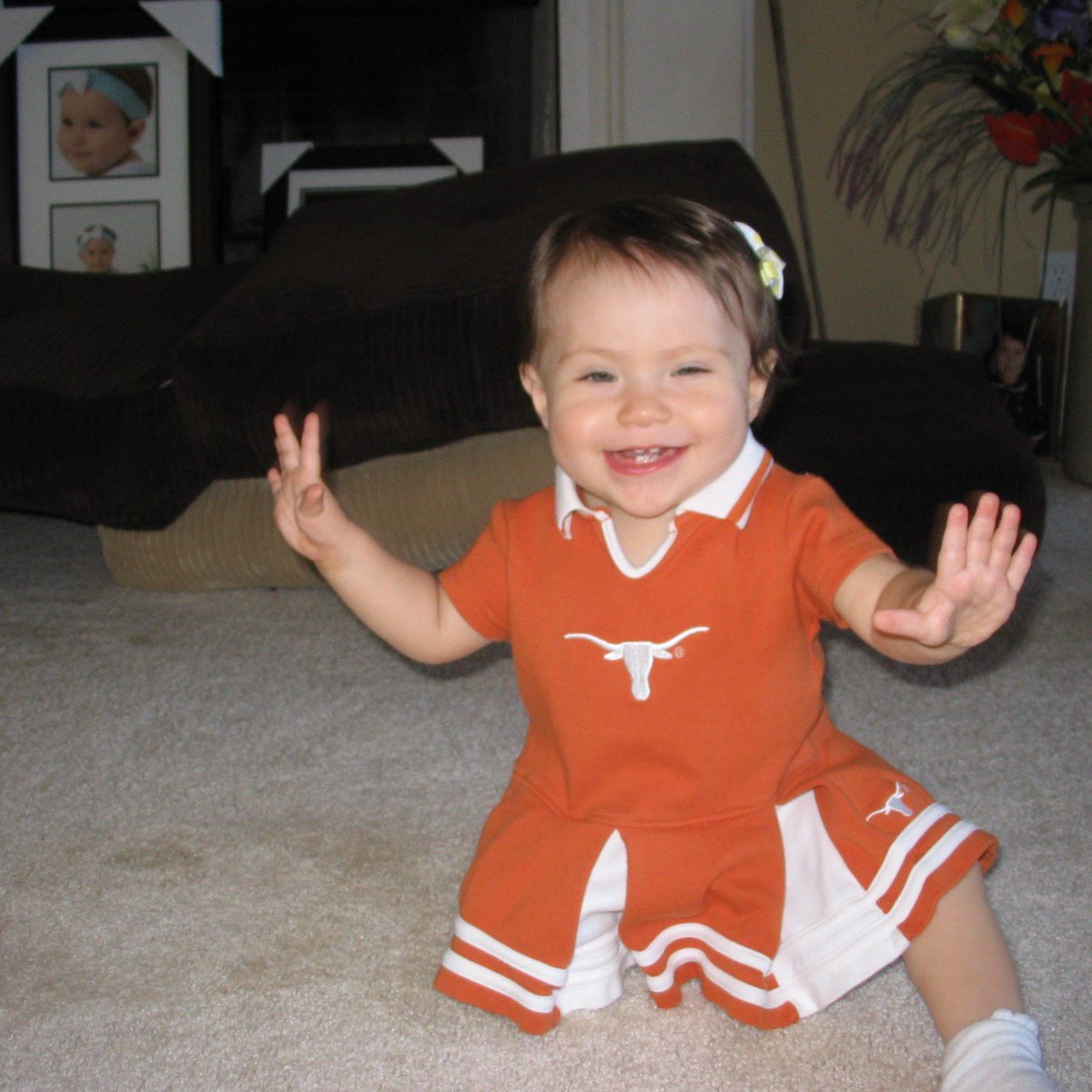 belle2829's tweet photo. Who’s watching the game?!?!? #hookem https://t.co/tI0b09M4jU
