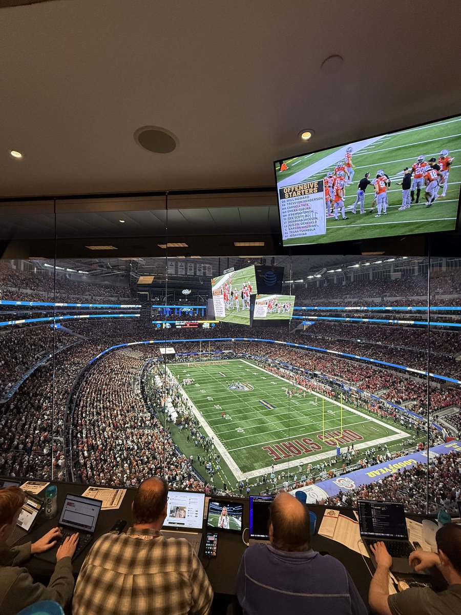 cradsports's tweet photo. Game time at the #GoodyearCottonBowl, #LikeNoOther, #CFBPlayoff and #RoadReady https://t.co/AvMvgj5ZKC