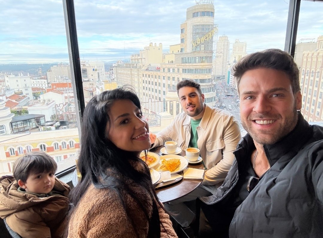 El dios del Olimpo ⚡ <a href="/jorgelosaactor/">Jorge Losa</a> ⭐ Nos regala esta hermosa selfie 🤳🏻 en Familia desde España 🇪🇸 Acompañado de <a href="/ferk_q/">ferk</a> ❤️ con su hijo y el Papacito de su primo <a href="/ironwolfit/">ironwolfit</a> 🐺