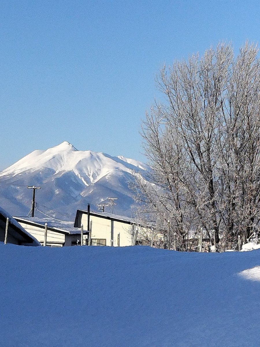 kerokey's tweet photo. 久しぶりにキレイな青空と岩木山😃 https://t.co/CcYVvHKbJI