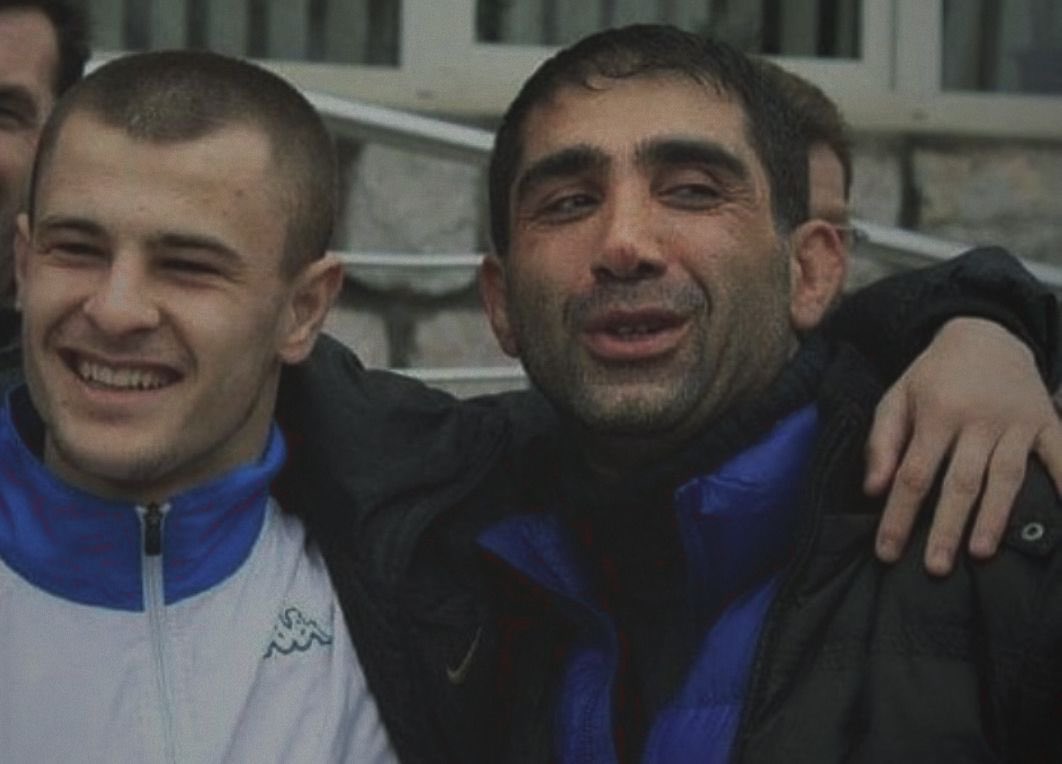 Novi Pazar tribünlerinden Emir Hadzimujovic'in vefat haberini derin bir
üzüntüyle ögrenmis bulunmaktayiz.

Merhum kardesimize Allah'tan rahmet diliyor, basta ailesi ve sevenleri olmak üzere Novi Pazar tribünlerine bagsagligi diliyoruz.

#gfbeurope #NoviPazar #Ekstremi