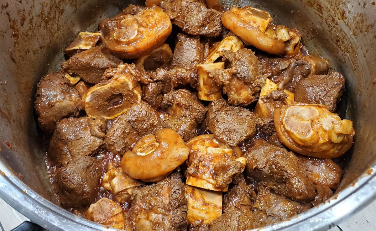 KanwalAbbas29's tweet photo. VRN!
When I make #Nehari I add 1 Paya to it. When the meat is all cooked (4 - 6hrs at low heat), I take out paya, get the meat off bones & throw the bones away. Blend that meat with a lil warm water and add the paste to the Nehari.
It thickens the gravy & amps up the flavour! https://t.co/4bzObUzerD