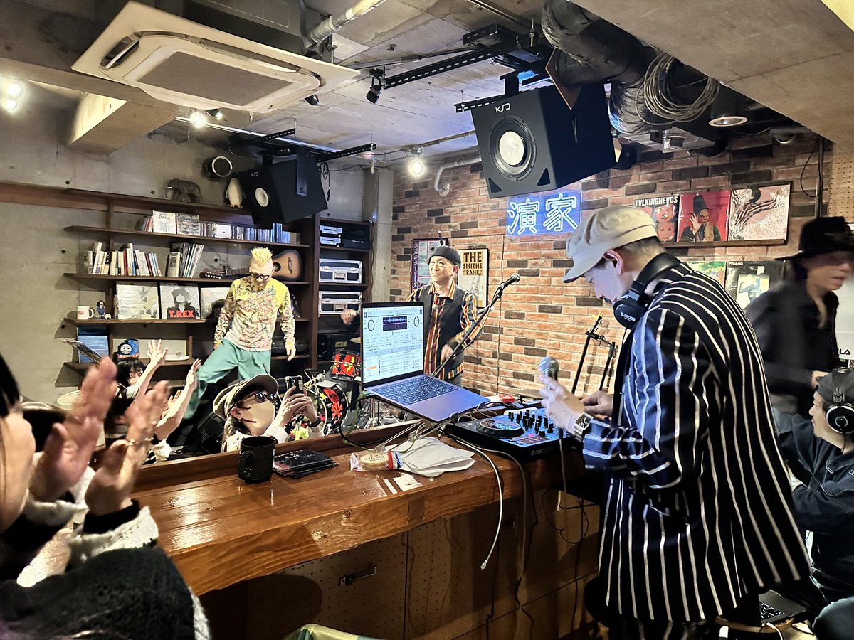 tateduka2000's tweet image. 昨夜の下北沢での
#spindle @SpindleRock
さんのヒロミさんのお誕生日イベントお声がけ頂き本当にありがとうございました!
打ち上げも少し早めにおいとまして無事に富山に帰ってきました!
雪道猛烈でしたが、
夫婦仲良く交代で運転しながら😊
音楽が好き過ぎる僕ですが、
これからも真っ直ぐに!