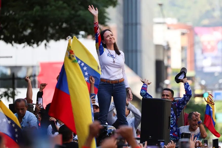 eduardomenoni's tweet photo. ¿Estarías dispuesto a ir a CALLE SIN RETORNO EN RESISTENCIA por varios días hasta que caiga la tiranía de Nicolás Maduro como sugirió subliminalmente María Corina Machado en su video de hoy al decir que “sabíamos qué hacer”? 🇻🇪 https://t.co/9oKyuc64Np