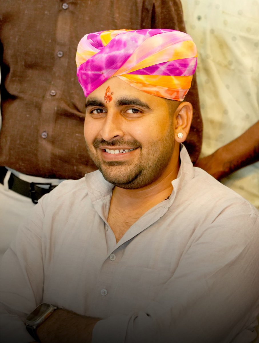 Sharwansingh88's tweet image. अभी तो आँखों से समझा रहे हैं,
अभी तलक हम बोले कहाँ हैं, 
और औकात आसमां को हम बताएंगे,
हमने अभी पर खोले कहाँ है ।
@RavindraBhati__
@BhatiDanveer @inda_sahab 
@_RanveerBhati9 
@Vikram_sajiyali 
@BheruChaba