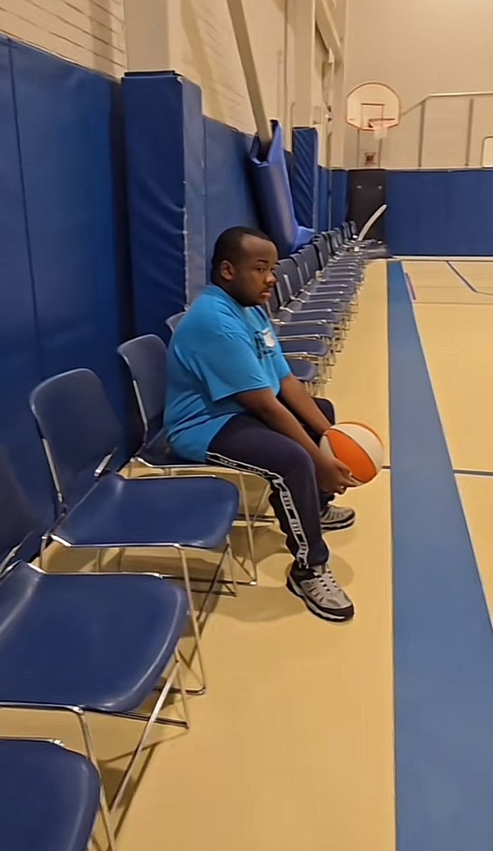 Arch manning waiting to go in the game