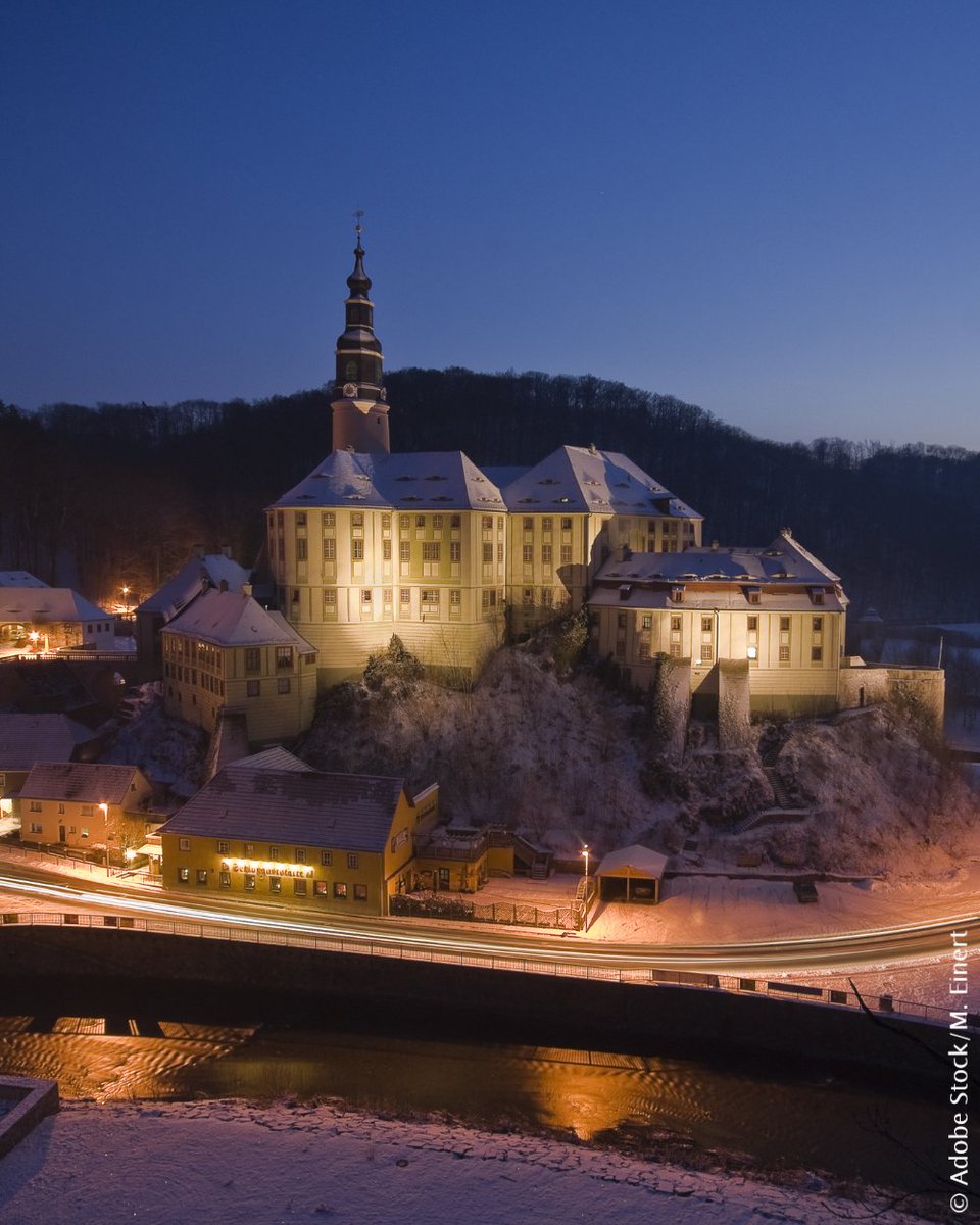 Het 800 jaar oude kasteel Weesenstein in Saksen zit vol verrassingen, zoals een paardenstal op de vijfde verdieping, kamers met kostbare wandtapijten ónder de kelder en elk vijfde raam is op de façade geschilderd... 💯