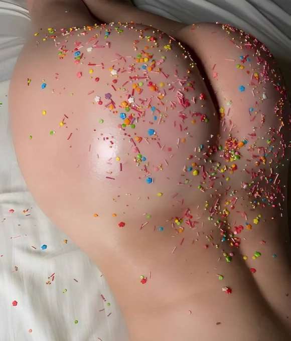 💎

- escuché que te gustan mucho los pasteles caseros y pensé que una reina del drama como yo debería de prepararte uno jijiji ♡