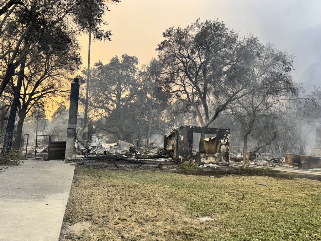 ❤️‍🩹 Heartbreaking LA Fire before-and-after photos of my friend’s home in Altadena, CA.

gofund.me/e5af399c

Tommy’s one of my biggest supporters &amp; 1st paid subscriber of @TheShortcut. He, his wife Chelsea &amp; 3yo daughter Valentine made it out safely with just the clothes on