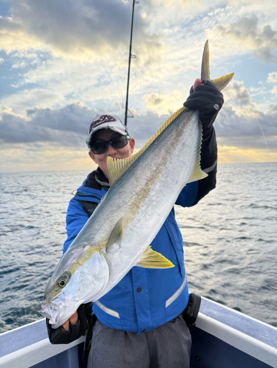 明けまして、おめでとうございます！！
毎回遅れての投稿になりますが、ヒラマサキャスティング12月の釣果です！！
同じ流しで2本キャッチ！！
船長のアドバイスを無視してしまい大きいルアーを使用…
運良くそれが見事に的中しました…😅
YouTube
youtu.be/73cECUS0qL8?si…