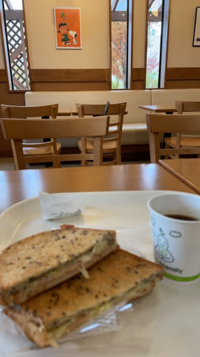 寒い冬にホットコーヒーを一杯飲むのは満足です
