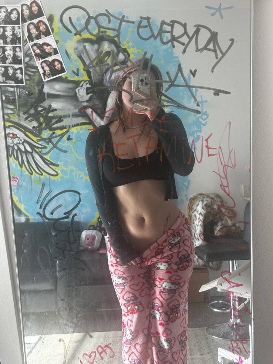 Chloeslayover's tweet photo. Time to let this hello kitty brat financially ruin you 🥱 https://t.co/ICMD7r71CV