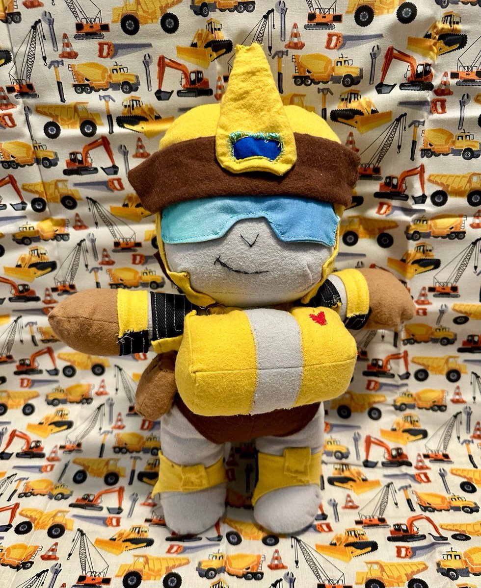 technoblade's tweet photo. Finally finished my Technoblade OC plushie. Learned a lot, excited to make more and keep improving. It was fun. #maccadam #transformers #transformersoc #armorsart #plushies https://t.co/3OxaFYk72T