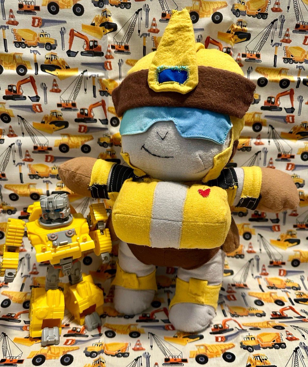 technoblade's tweet photo. Finally finished my Technoblade OC plushie. Learned a lot, excited to make more and keep improving. It was fun. #maccadam #transformers #transformersoc #armorsart #plushies https://t.co/3OxaFYk72T