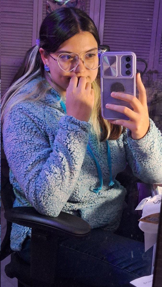 Hoy no ando tan bien vestida porque 'ta helao pero me arreglé lo mejor que pude. (⁠◍⁠•⁠ᴗ⁠•⁠◍⁠)⁠✧⁠*⁠。

Pa' que le caigan al strim.
twitch.tv/sofilov98