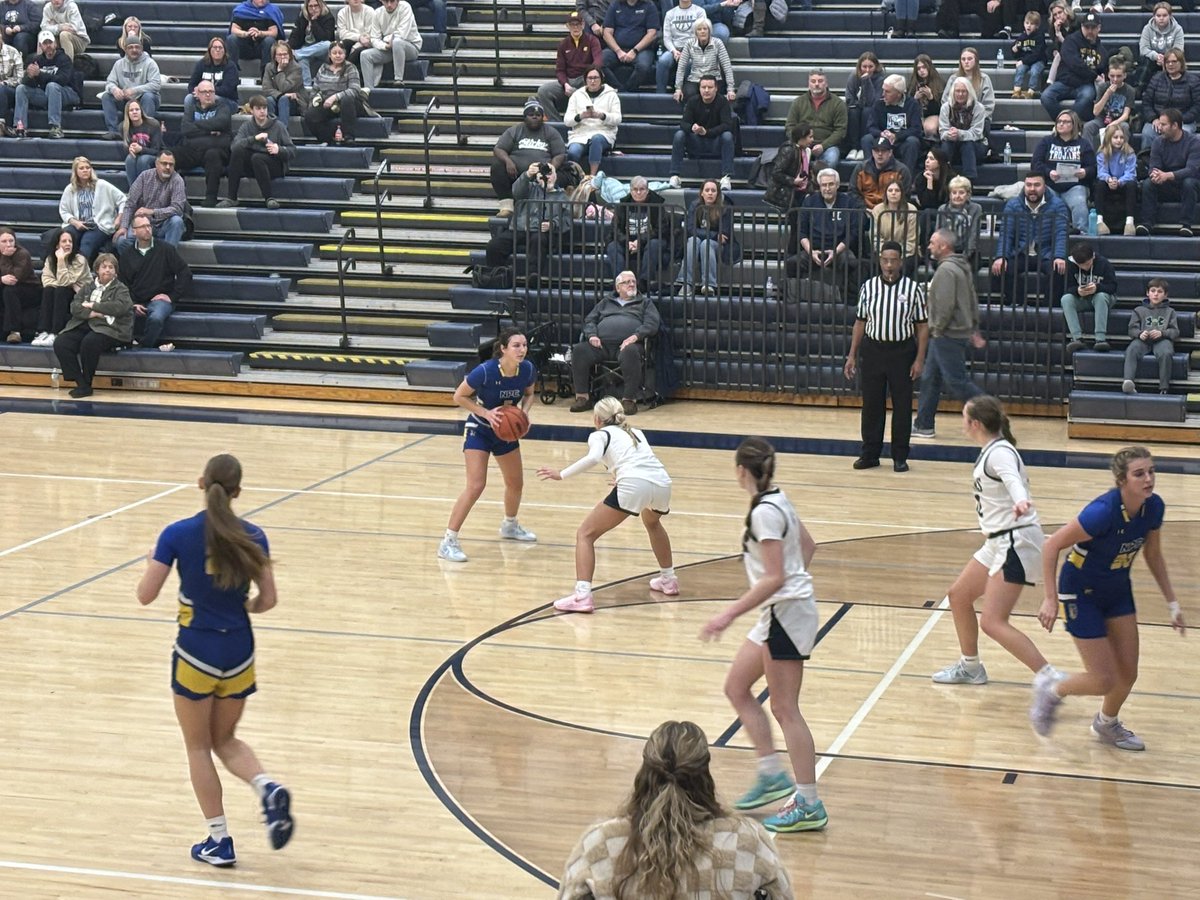 Got another session in with <a href="/hart_girls/">Hart Girls Basketball</a> today. I love how receptive they are to instruction. Our sessions are really starting to build on each other. 

Then, watched <a href="/KennedyMatheny5/">Kennedy Matheny</a> and <a href="/NPCGirlsbball/">Northpointe Girls Basketball</a> lose a close conference road game at Fruitport #MakeShots