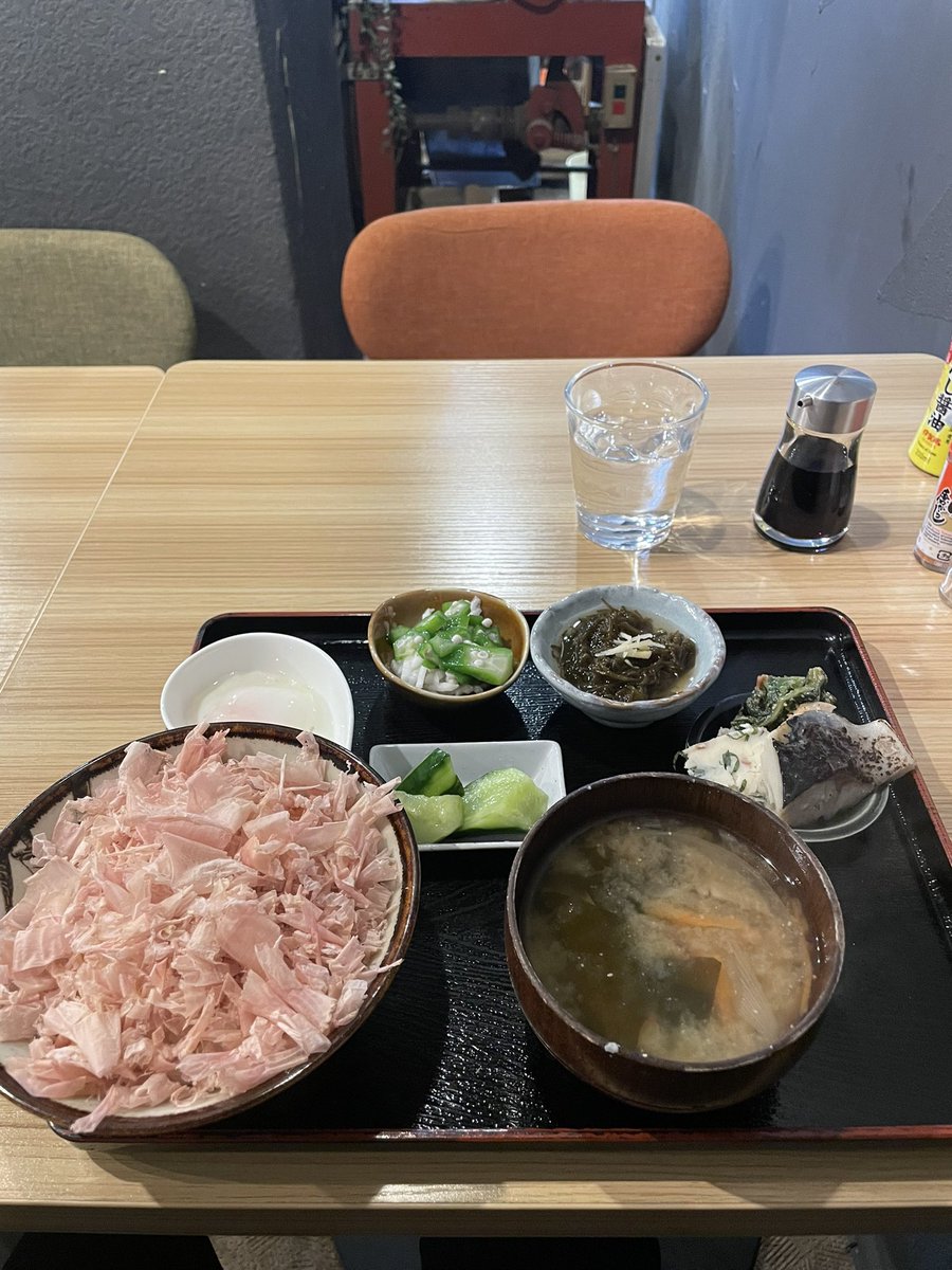 suzybeats's tweet photo. 教えてもらった栄町市場の鰹節ごはん
これはいい
めっちゃ美味しいよ ♪ https://t.co/gxLIPvdZ8V