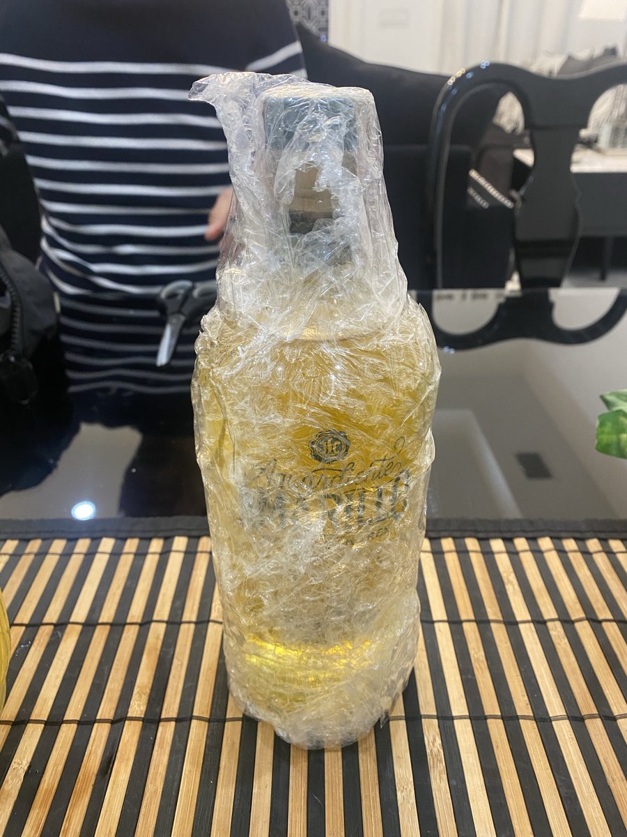 Mis papás que dizque compre un tiquete solo de equipaje de mano para que nos veamos en un punto medio y me traen esto que OBVIAMENTE no puedo llevar en el avión de regreso. 😭 tocó tomárnoslo.