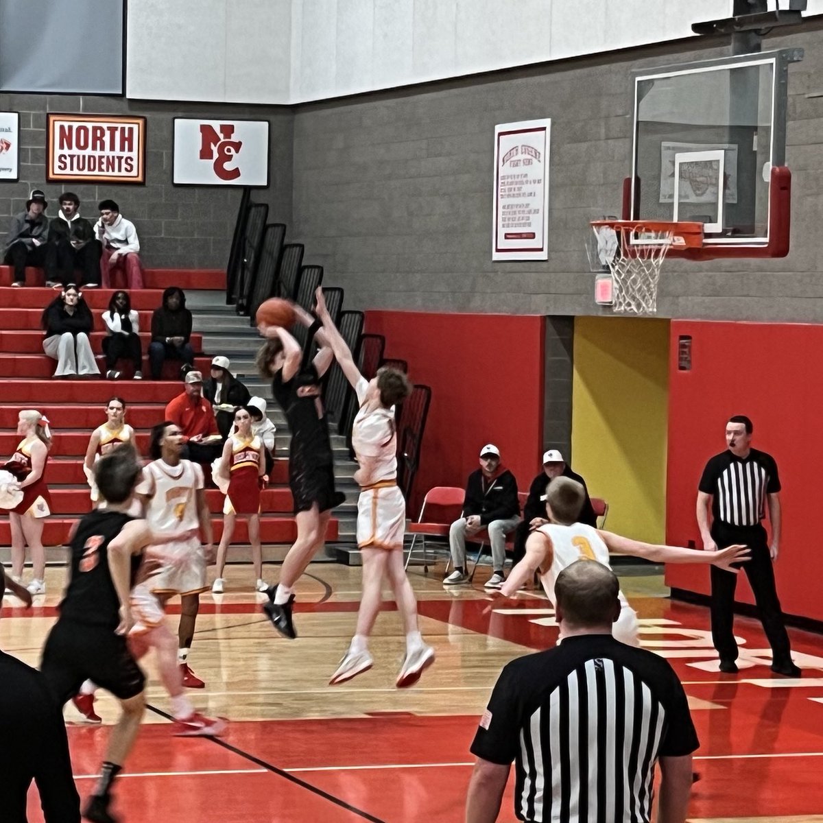 Prep Hoops Oregon (@prephoopsor) on Twitter photo Halftime: <a href="/NorthEugene_MBB/">North Eugene Mens Basketball</a> 26, Crater 22
Jordan Gray has 10 points to lead the Highlanders. <a href="/Elijah_Bryant24/">Elijah Bryant</a> leads the Comets with 10 points and 7 rebounds. Halftime: <a href="/NorthEugene_MBB/">North Eugene Mens Basketball</a> 26, Crater 22
Jordan Gray has 10 points to lead the Highlanders. <a href="/Elijah_Bryant24/">Elijah Bryant</a> leads the Comets with 10 points and 7 rebounds.