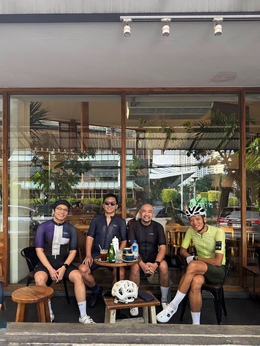 Balik lagi pake jersey ketat 😆