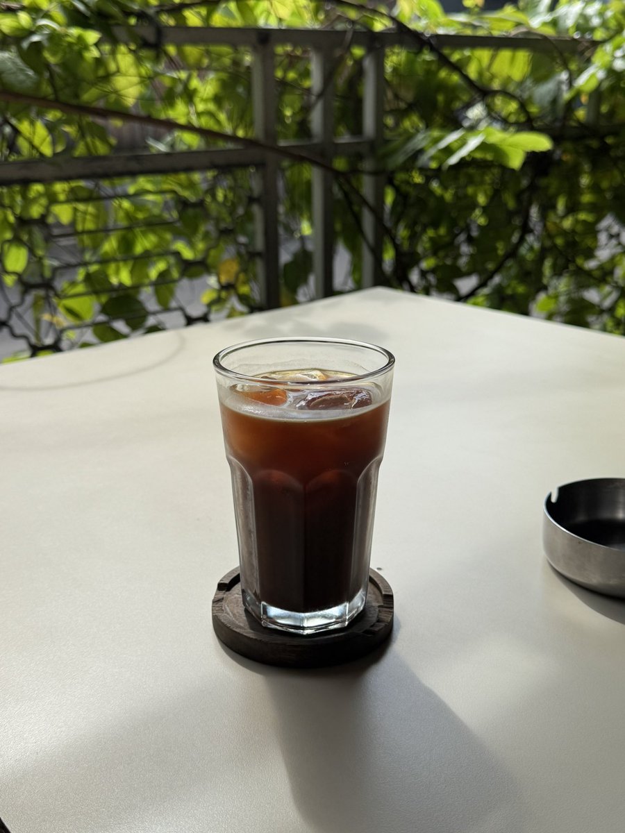 Sabtu pagi, ceritanya mau sarapan di Levant. Tapi kan…..roti. Ah sudahlah. Ke fotkop aka ngopi.