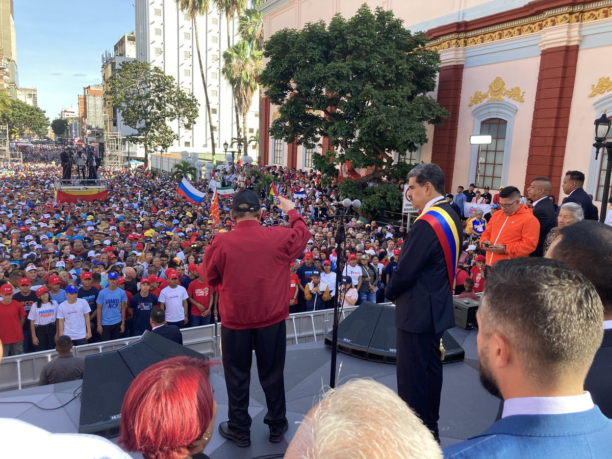 Algo muy bueno y bonito debe estar haciendo el pueblo revolucionario de Venezuela para tener enloquecido al escualidismo fascista. Que nadie ofenda tu inteligencia con mentiras. Abraza y aprende cómo un pueblo hermoso, y revolucionario, otra vez derrotó a la dictadura escuálida.