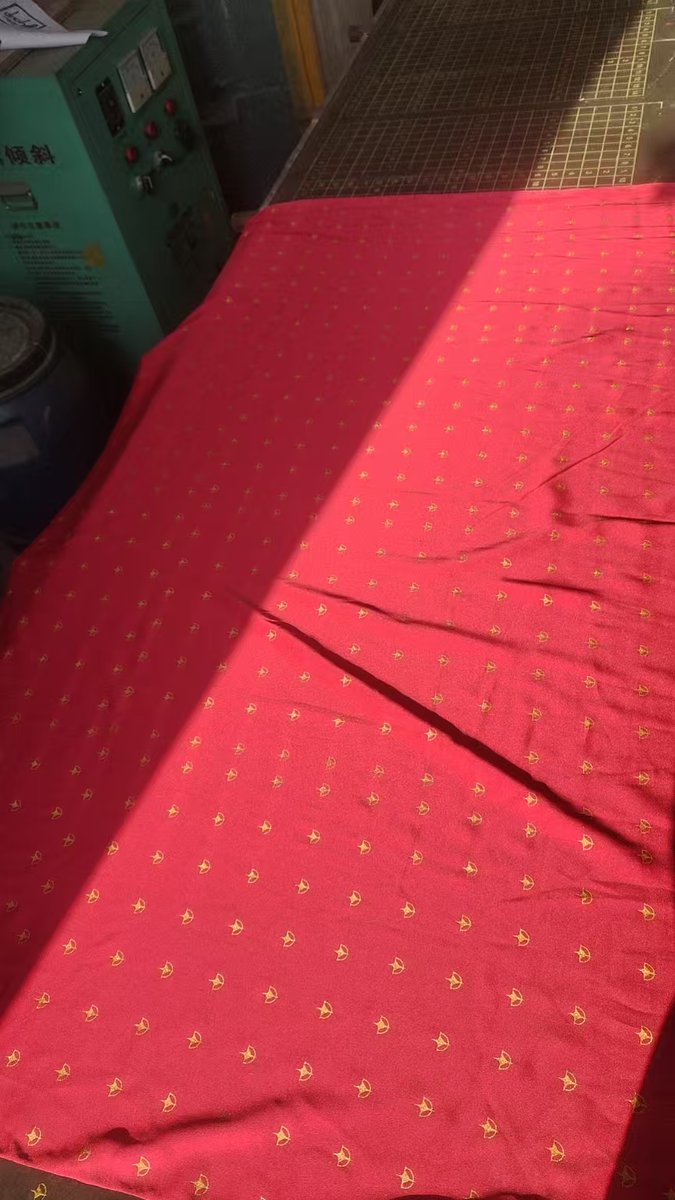 FlameHoshi's tweet photo. 用絲網印工藝製作的服裝內裡，每一個圖案只有1cm大小。 https://t.co/twtWO6SAJe