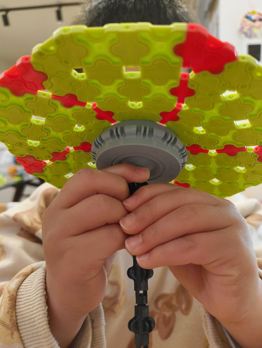 agentkatuo's tweet image. ニックネーム:nori
タイトル:傘
年齢:4歳

黄緑色のハートを6個組み合わせて傘を作ってました。くるくると回すこともできます。 
#LaQ芸術祭2024冬の陣フリー
@LaQbl