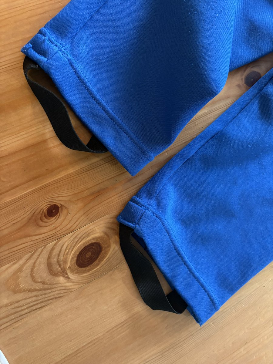 1bwhXf's tweet photo. 昭和レトロ？？
子どもたちが通う小学校の冬用体操服ジャージ。
ズボンの裾のこのゴム。
ずーっとモデルチェンジせず購入できるのにもびっくり😳

現役小学生たちはただただ、邪魔だそうな。。。
我が家はなんとなくいつ見てもなんだか面白いので切らずに使ってます🤗

#ジャージ裾のゴム https://t.co/sEM0ihklRe