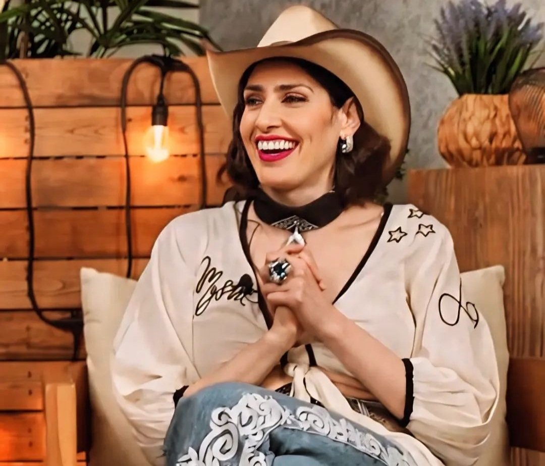 Algo que admiro de vos #Ashley, es esa forma de ver la vida, siempre con una sonrisa aunque por dentro estés juntado los pedazos ❤️‍🩹 #MesDeAshley #Dia10 <a href="/haashoficial/">Ha*Ash</a>