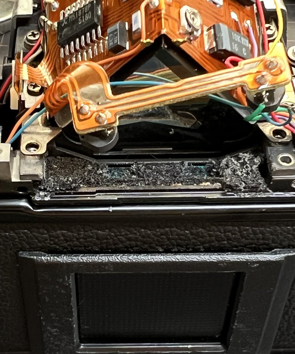 CameraRepairM6's tweet image. Nikon new FM2の修理をしております。接眼レンズの下のモルトもボロボロです。これから交換致します。